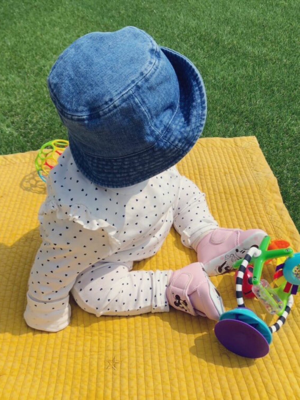 「おうちファッション、セットアップ、petit bateau、生後7ヶ月、バケットハット、ベビーコーデ、むすめふく」｜「PETIT BATEAUのアイテム（Tシャツ/カットソー、ホワイト系）」を使った、mochicoさん（キッズ・70cm）の春コーディネートの1枚目の写真