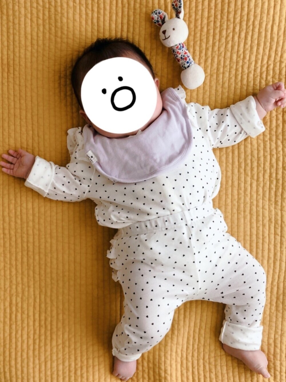 「赤ちゃんコーデ、生後7ヶ月、０歳、春コーデ、白パンツ、セットアップ、プチバトー、むすこーで、ベビーコーデ、ベビーファッション」｜「PETIT BATEAUのアイテム（トップス、ホワイト系）」を使った、mochicoさん（キッズ・70cm）の春コーディネートの1枚目の写真
