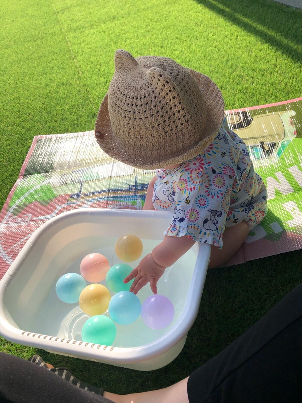 「女の子コーデ、休日コーデ、甚平ロンパース、ベビー甚平、水遊び、生後7ヶ月、夏コーデ、おんなのこベビー、麦わら帽子」｜「no brandのアイテム（ハット、ベージュ系）」を使った、mochicoさん（キッズ・70cm）の春コーディネートの1枚目の写真