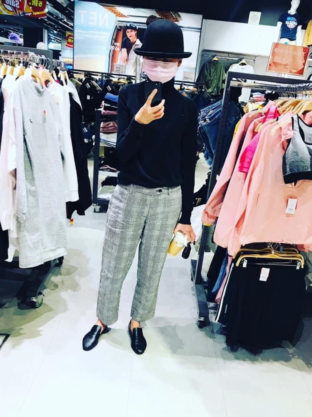 「UNIQLOのアイテム（パンツ、グレー系）」を使った、Eva Linさん（レディース・163cm）の春コーディネートの1枚目の写真