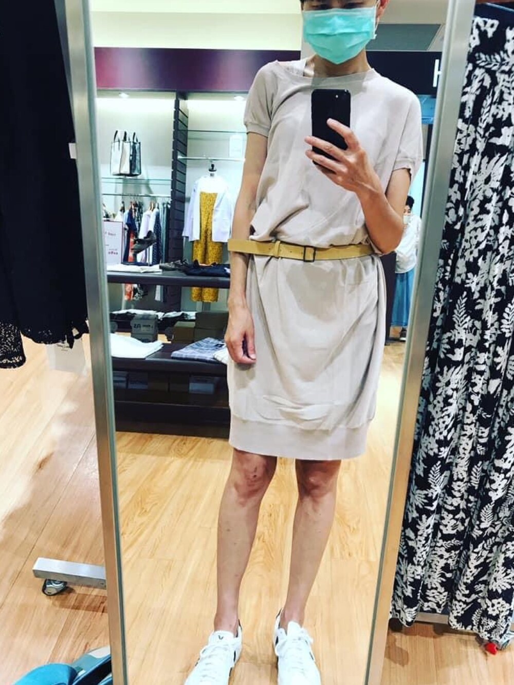 「Calvin Kleinのアイテム（ワンピース、ベージュ系）」を使った、Eva Linさん（レディース・163cm）の春コーディネートの1枚目の写真