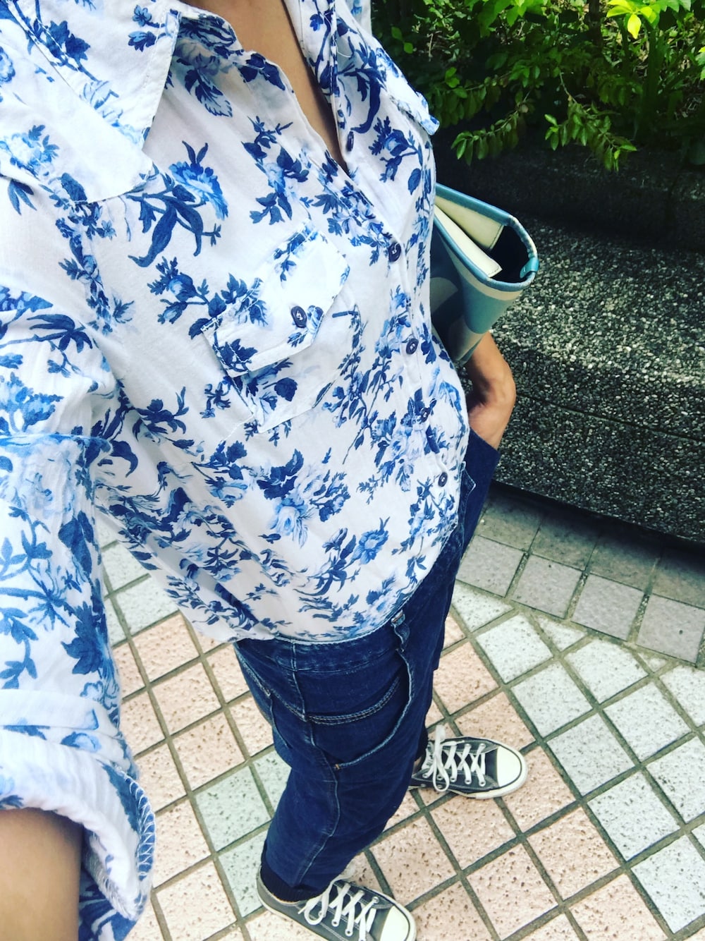 「BALLYのアイテム（バッグ、ブルー系）」を使った、Eva Linさん（レディース・163cm）の夏コーディネートの1枚目の写真