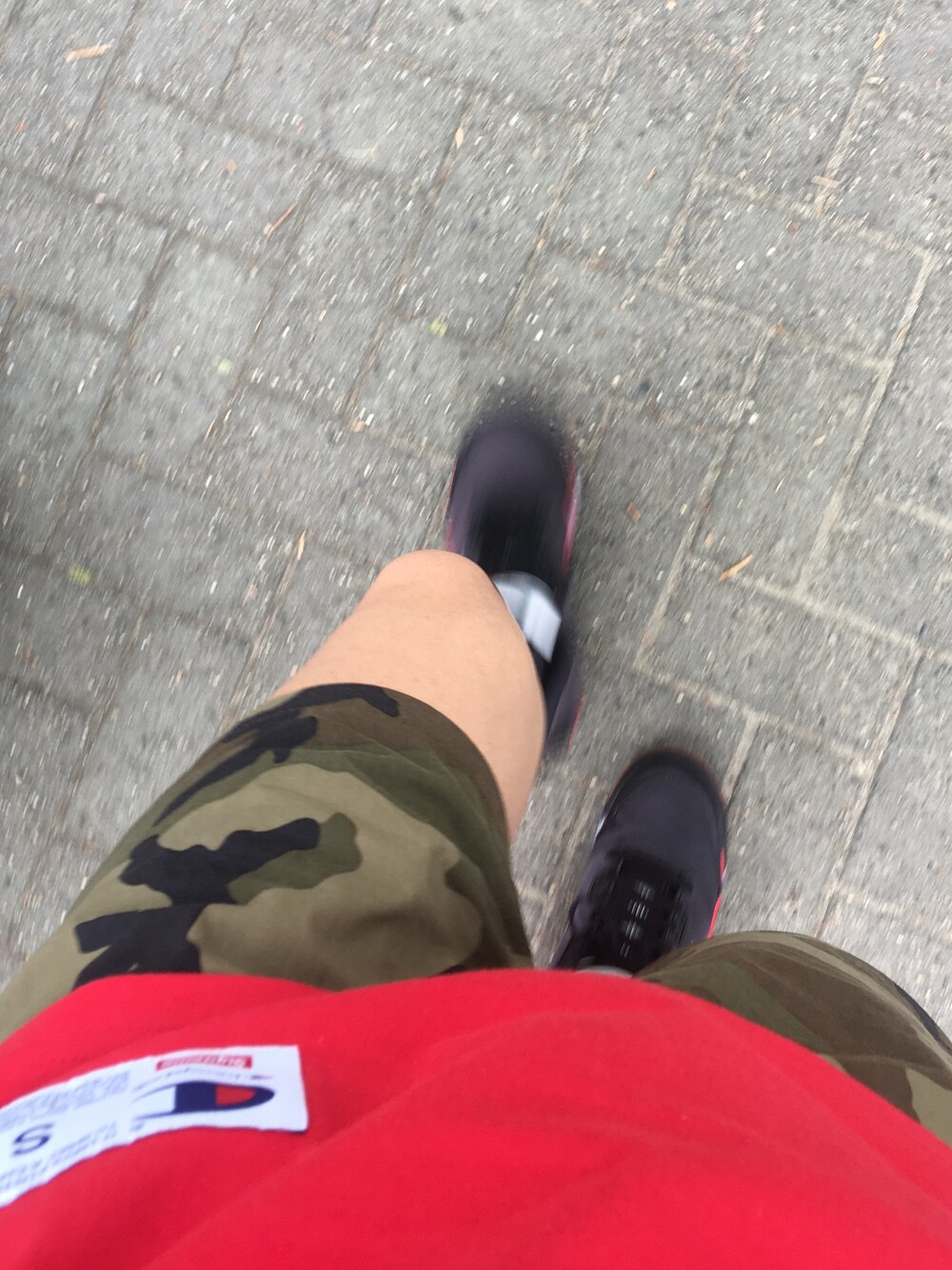 「夏、supreme、NIKE、aj5、THE NORTH FACE、迷彩、赤、黒、street」｜「THE NORTH FACEのTHE NORTH FACE NV VERSATIL SHORT (ウッドランド2)（その他パンツ、その他）」を使った、万太郎さん（メンズ・167cm）の夏コーディネートの1枚目の写真