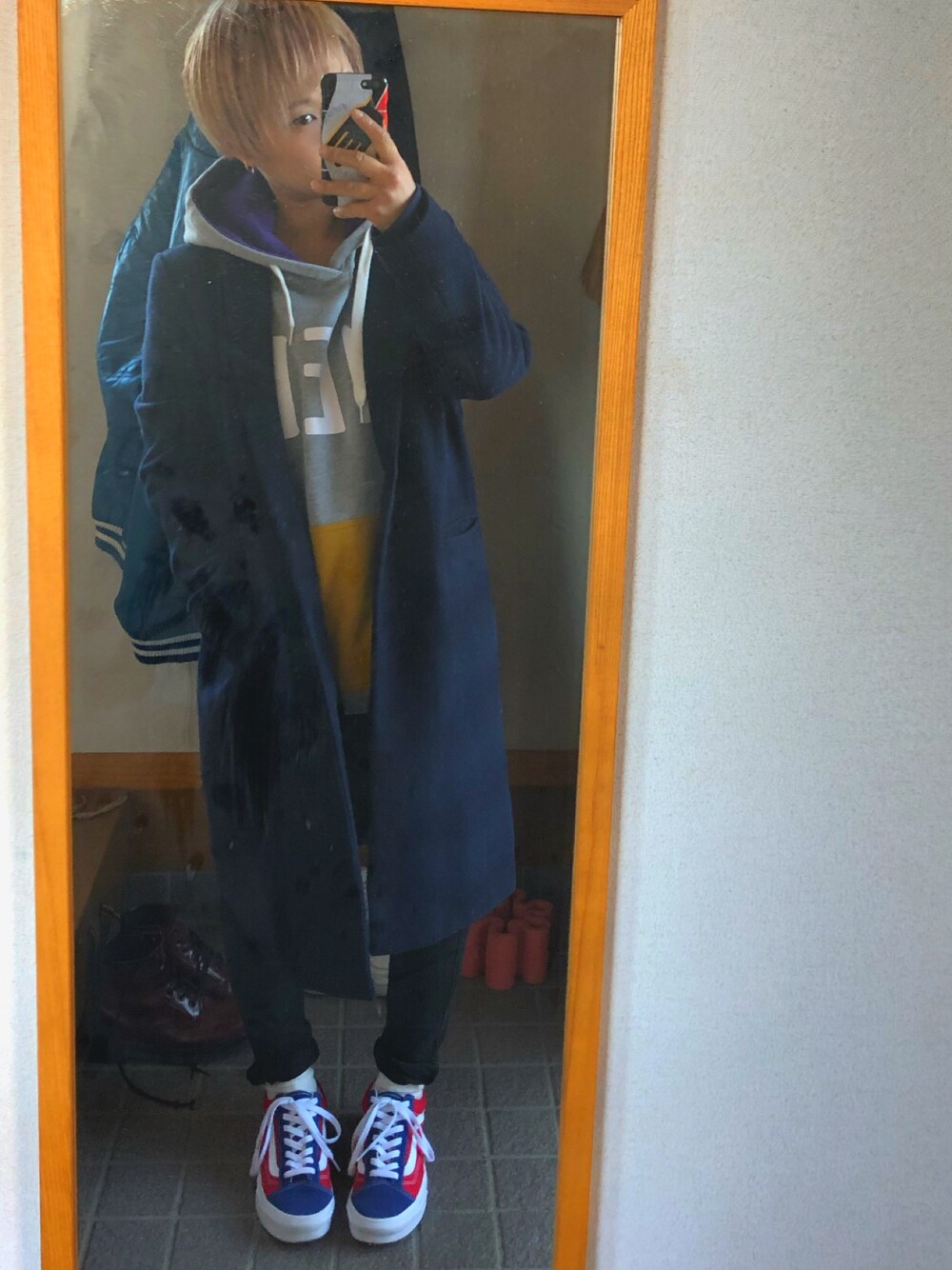 「パーカー、チェスターコート、スキニーデニム、デニム、腕時計、スニーカー、VANS」｜「RETRO GIRLのアイテム（チェスターコート、ブルー系）」を使った、ろいどさん（レディース・152cm）の冬コーディネートの1枚目の写真