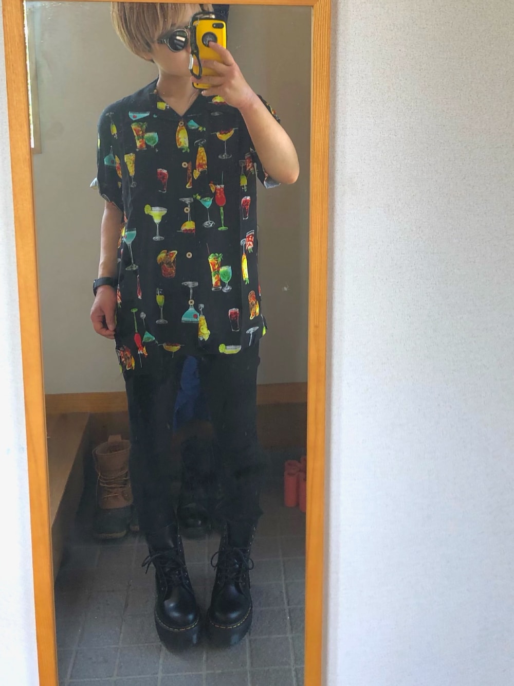 「サングラス、腕時計、アロハシャツ、スキニーデニム、UNIQLO、Dr.Martens、KOMONO.」｜「KOMONO.の「KOMONO コモノ」 サングラス CLEMENT ▲（サングラス、その他）」を使った、ろいどさん（レディース・153cm）の夏コーディネートの1枚目の写真