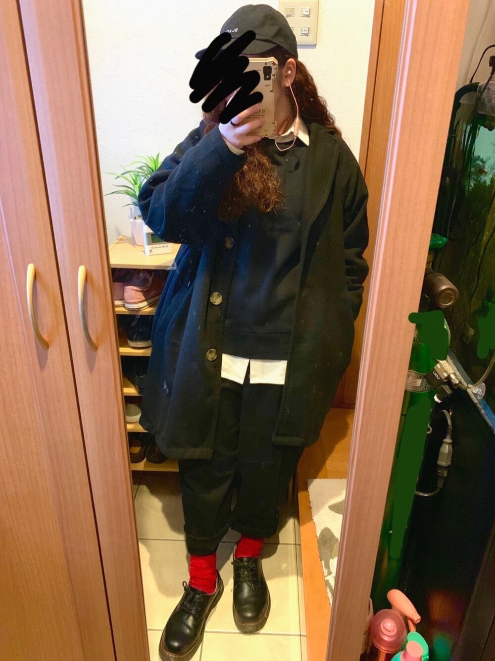 「メンズライク、冬コーデ、キャップ、オールブラック、赤い靴下、モノトーン」｜「no brandのアイテム（ドレスシューズ、ブラック系）」を使った、yone.さん（レディース・158cm）の冬コーディネートの1枚目の写真