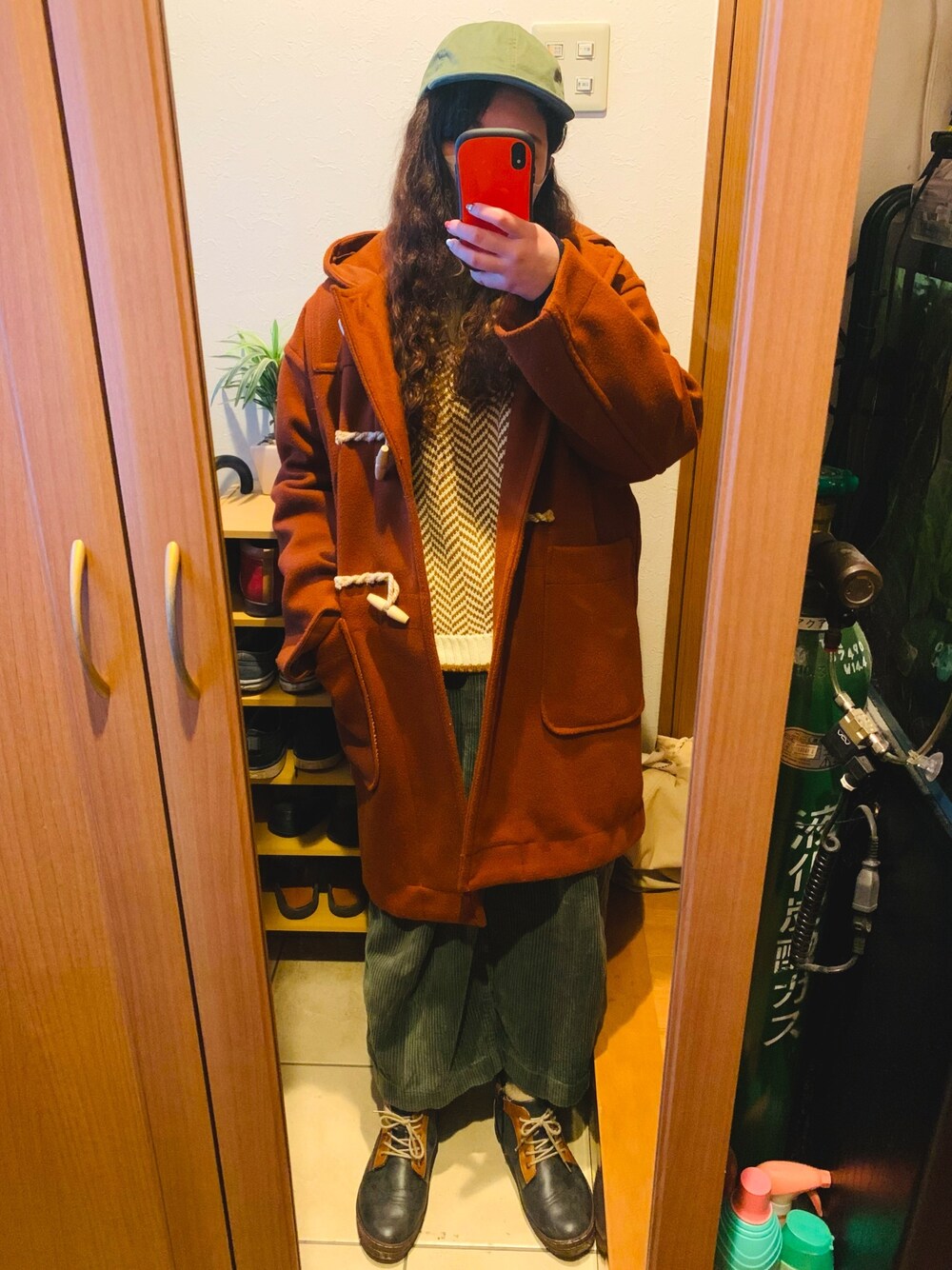 「メンズライク、秋冬コーデ、ニット、アースカラー、ダッフルコート、キャップ、ブラウン、冬コーデ」｜「UNIQLOのアイテム（キャップ、グリーン系）」を使った、yone.さん（レディース・158cm）の冬コーディネートの1枚目の写真