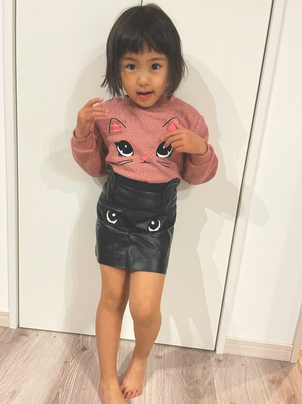 「H&M、猫、猫コーデ、癖強、むすめ服、娘コーデ」｜「H&Mのアイテム（スカート、ブラック系）」を使った、RR.momさん（キッズ・100cm）の冬コーディネートの1枚目の写真
