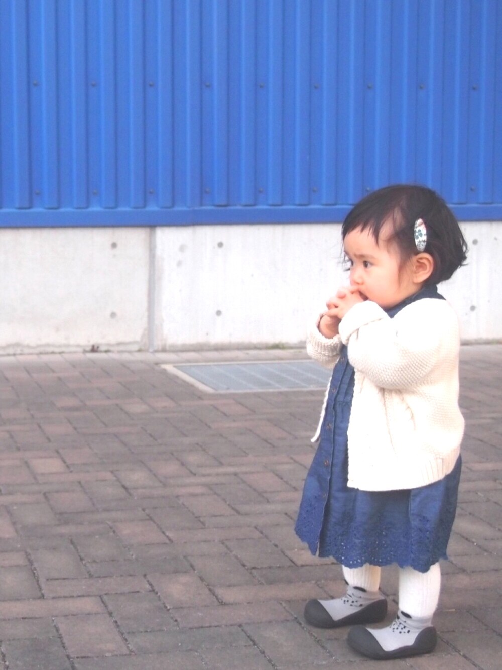 「1歳、デニム、女の子、kids」｜「GAPのGap ケーブルニット カーディガン（カーディガン/ボレロ、ホワイト系）」を使った、ameさん（キッズ・80cm）の春コーディネートの1枚目の写真