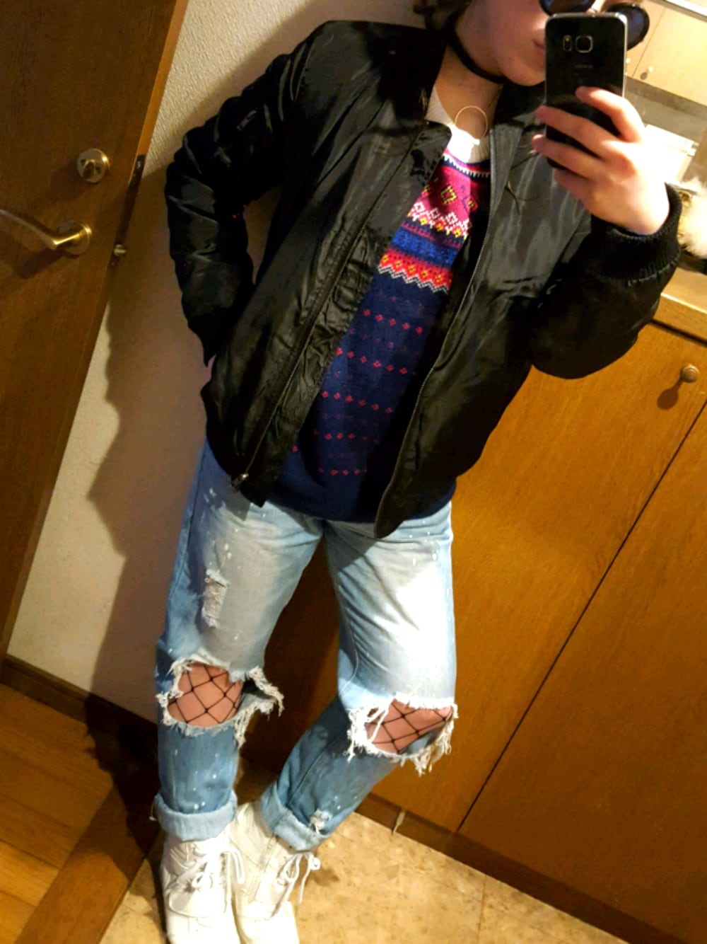 「カジュアル、外国人風、ポニーテール、まるサングラス、ダメージデニムパンツ、あみタイツ」｜「FOREVER 21のアイテム（ブルゾン、ブラック系）」を使った、emubbyさん（レディース・152cm）の冬コーディネートの1枚目の写真