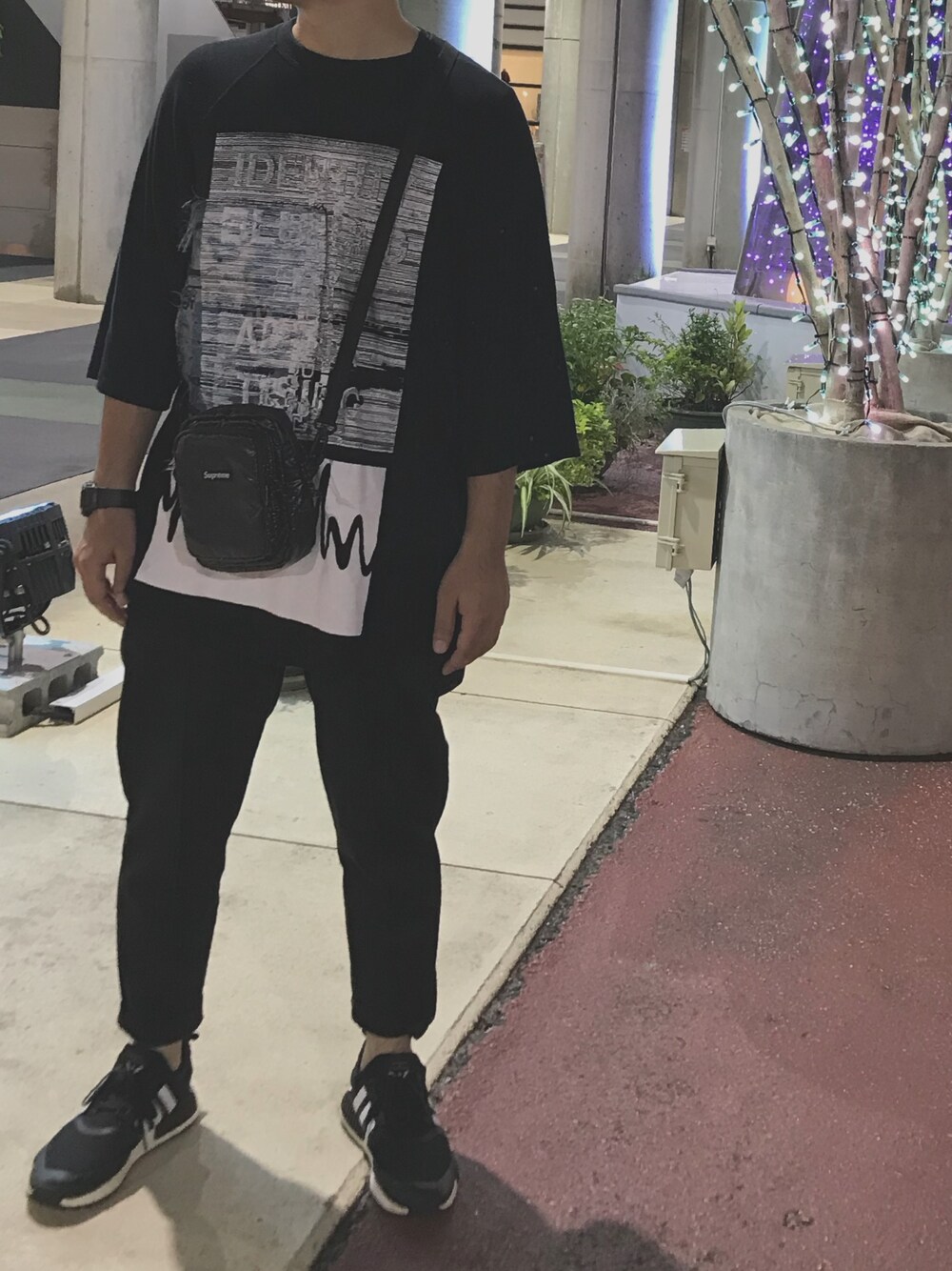 「シンプル、パンツスタイル、ブラック、スニーカーコーデ、おしゃれさんと繋がりたい」｜「リアムホッジスのアイテム（トップス、ブラック系）」を使った、ぴくるすさん（メンズ・170cm）の冬コーディネートの1枚目の写真