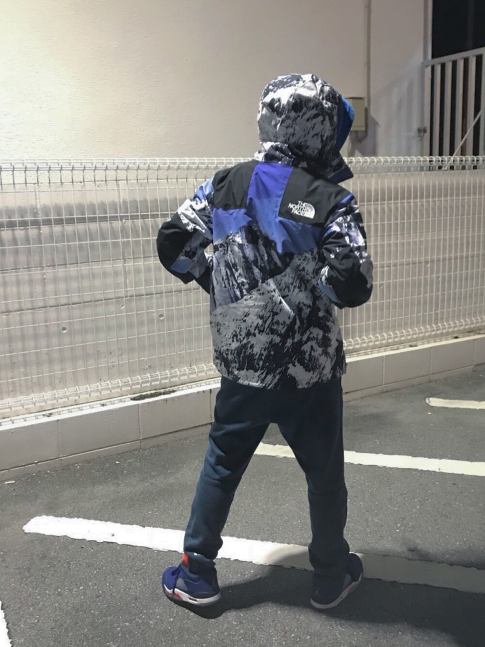 「シュプリーム ノースフェイス、シュプリーム、ノースフェイス、ユニクロ、エアジョーダン」｜「Supreme のアイテム（ジャケット/アウター、ブルー系）」を使った、ぴくるすさん（メンズ・170cm）の冬コーディネートの1枚目の写真