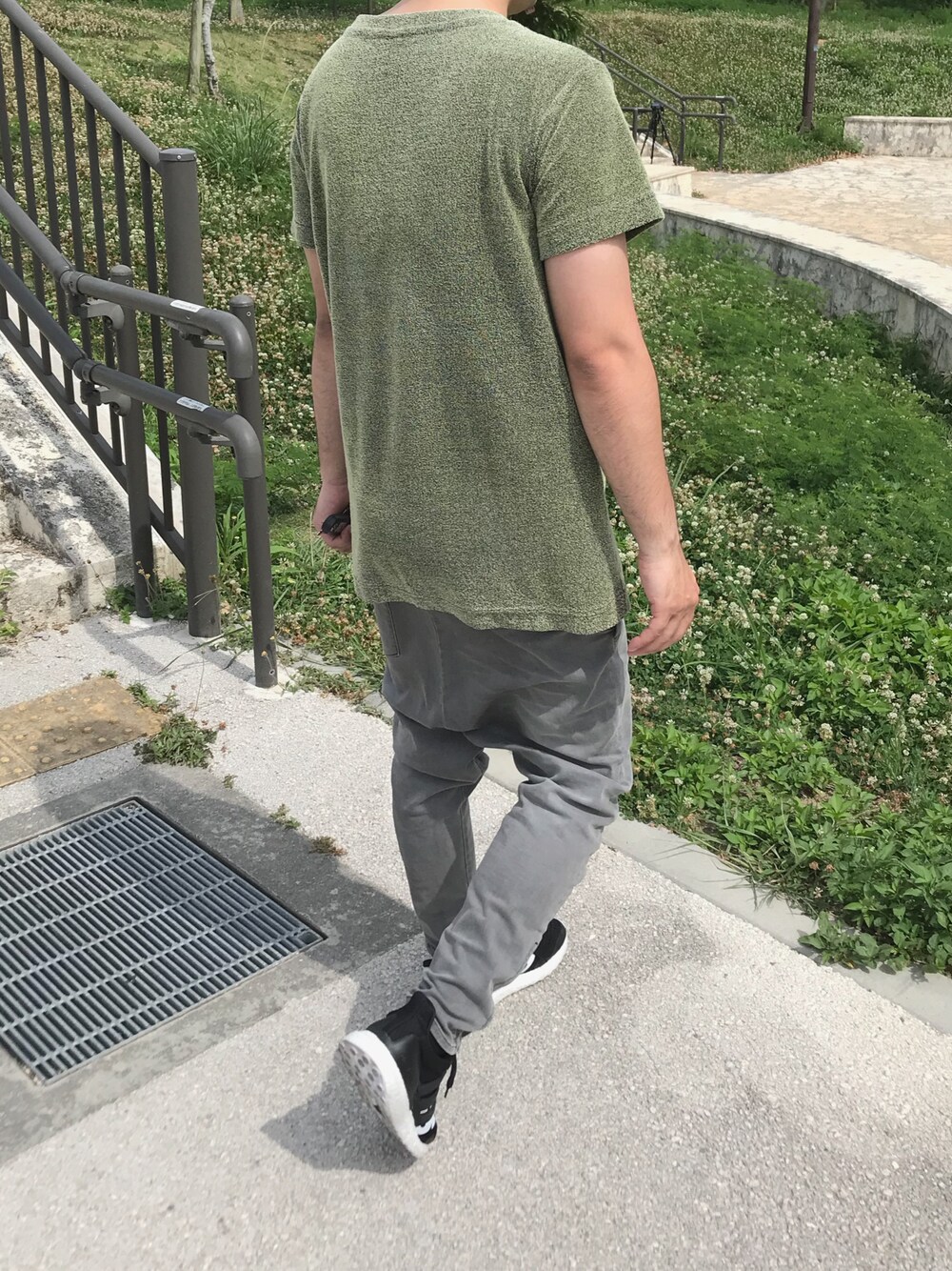 「シンプル、休日スタイル、サルエルパンツ」｜「hatraのアイテム（Tシャツ/カットソー、グリーン系）」を使った、ぴくるすさん（メンズ・170cm）の春コーディネートの1枚目の写真