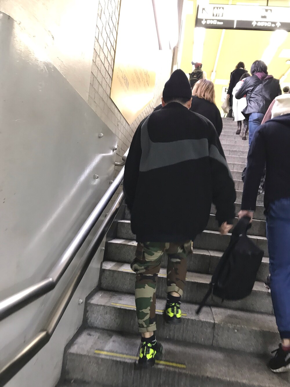 「シンプルコーデ、お洒落さんとつながりたい、駅、ナイキ、スニーカー」｜「NIKEのアイテム（ジャケット/アウター、ブラック系）」を使った、ぴくるすさん（メンズ・171cm）の春コーディネートの1枚目の写真