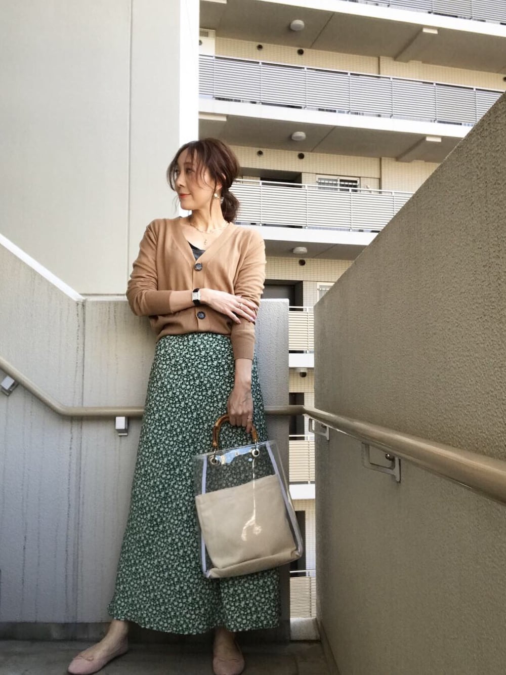 「春コーデ、花柄スカート、マーメイドスカート、カーディガン、バレエシューズ、ママコーデ、プチプラ、オトナカジュアル」｜「ZARAのアイテム（カーディガン/ボレロ、ベージュ系）」を使った、chan-miさん（レディース・163cm）の春コーディネートの1枚目の写真