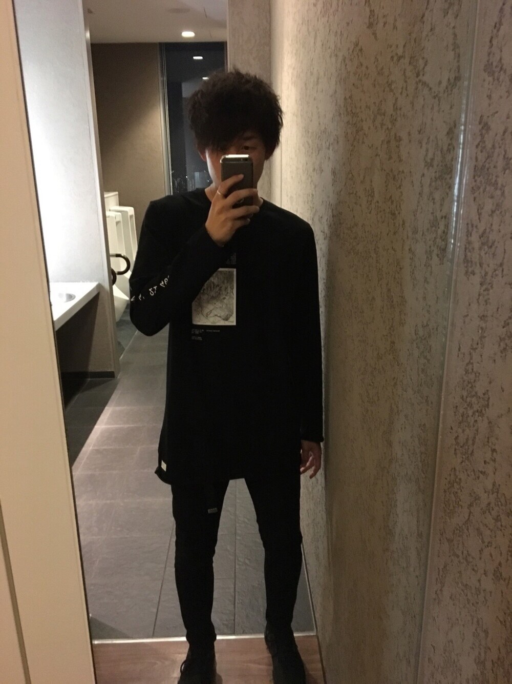 「ALL BLACK、stampd'LA」｜「STAMPDのアイテム（Tシャツ/カットソー、ブラック系）」を使った、ギャオスさん（メンズ・183cm）の春コーディネートの1枚目の写真