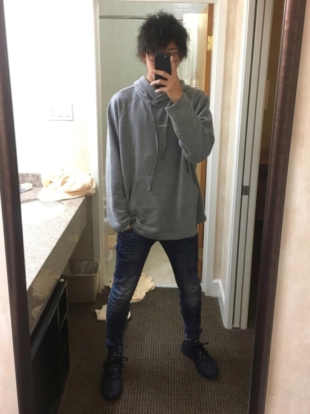 「stampd'LA、パーカー、パーカー グレー、めがね、ツイスト、海外、スキニー、スキニーデニム」｜「STAMPDのアイテム（パーカー、グレー系）」を使った、ギャオスさん（メンズ・183cm）の春コーディネートの1枚目の写真