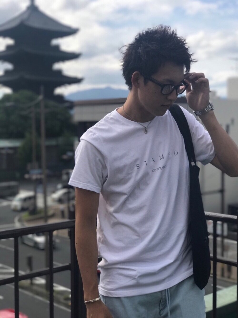 「stampd'LA、東寺、thenextdoor、シンプルコーデ、白Tシャツ、ラクチンコーデ、スキニー、めがね、サングラス」｜「STAMPDのアイテム（Tシャツ/カットソー、ホワイト系）」を使った、ギャオスさん（メンズ・183cm）の夏コーディネートの1枚目の写真