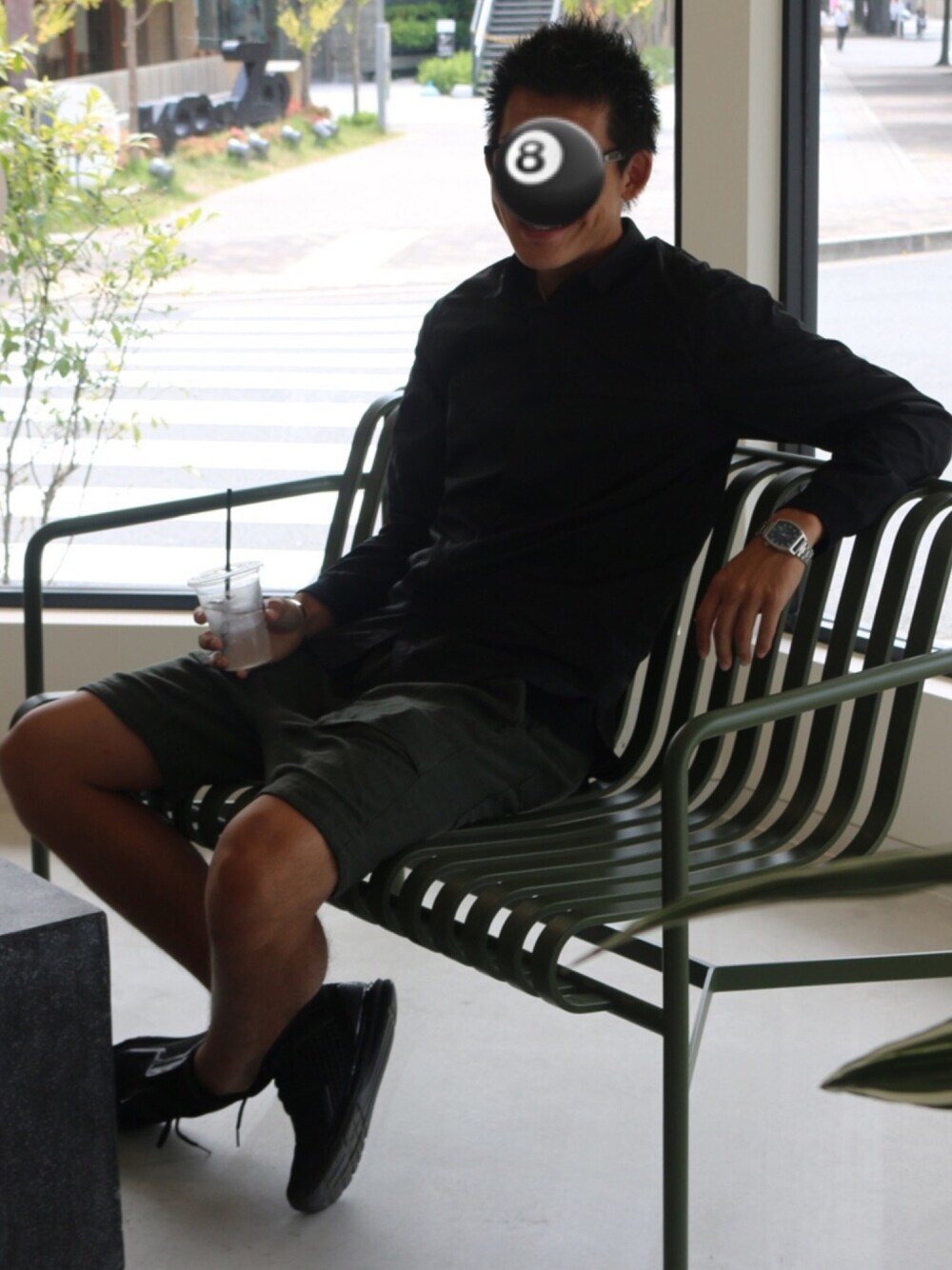 「stampd'LA、STAMPD、ootd、サングラス、めがね、京都、そうだ、京都へ行こう、カフェ、coffee、シンプル」｜「STAMPDのアイテム（シャツ/ブラウス、ブラック系）」を使った、ギャオスさん（メンズ・183cm）の秋コーディネートの1枚目の写真