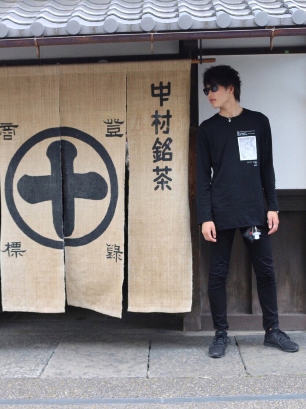 「ALL BLACK、stampd'LA、STAMPD、kyoto、黒、スキニー、サングラス、カフェ、そうだ、京都へ行こう」｜「STAMPDのアイテム（Tシャツ/カットソー、ブラック系）」を使った、ギャオスさん（メンズ・183cm）の夏コーディネートの1枚目の写真