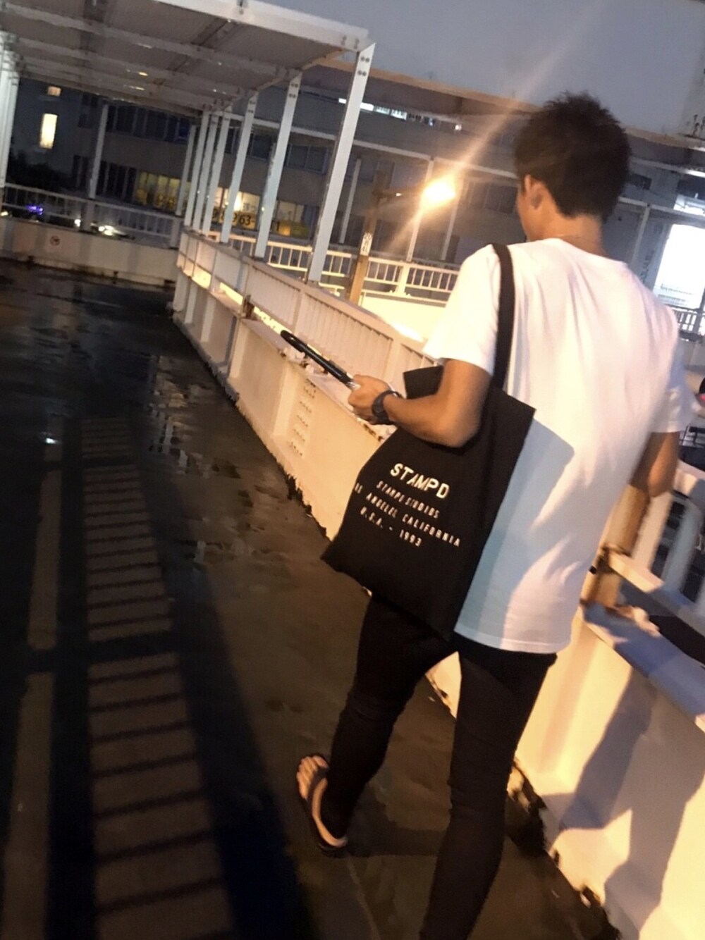 「休日スタイル、シンプル、スキニーパンツ、stampd'LA、STAMPD、夜のスナップ」｜「STAMPDのアイテム（トートバッグ、ブラック系）」を使った、ギャオスさん（メンズ・183cm）の秋コーディネートの1枚目の写真