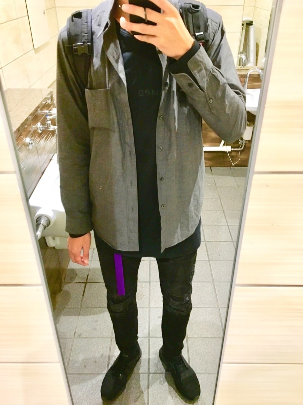 「雨の日コーデ、秋のコーデ、シンプル、スニーカー、シャツスタイル、H&M、stampd'LA、STAMPD、ガチャベルト」｜「URBAN RESEARCHのUR メランジタイプライターシャツ（シャツ/ブラウス、グレー系）」を使った、ギャオスさん（メンズ・183cm）の秋コーディネートの1枚目の写真