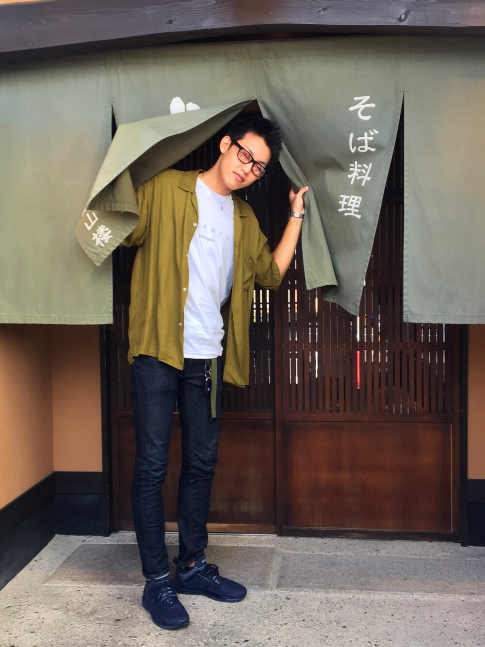 「秋コーデ、ラフ、大学生、デニム、シャツスタイル、STAMPD、stampd'LA、スニーカー、京都」｜「NANO universeの//開襟SSシャツ（シャツ/ブラウス、グリーン系）」を使った、ギャオスさん（メンズ・183cm）の秋コーディネートの1枚目の写真