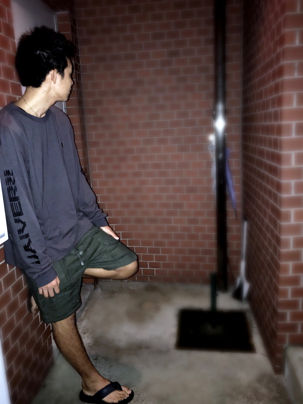 「ロンT、MONKEY TIME、秋のコーデ、秋、ラフ、シンプルコーデ、緑」｜「CASPER JOHN AIVERのCASPER JOHN AIVER　BUG LOGO L/S（Tシャツ/カットソー、グレー系）」を使った、ギャオスさん（メンズ・183cm）の秋コーディネートの1枚目の写真