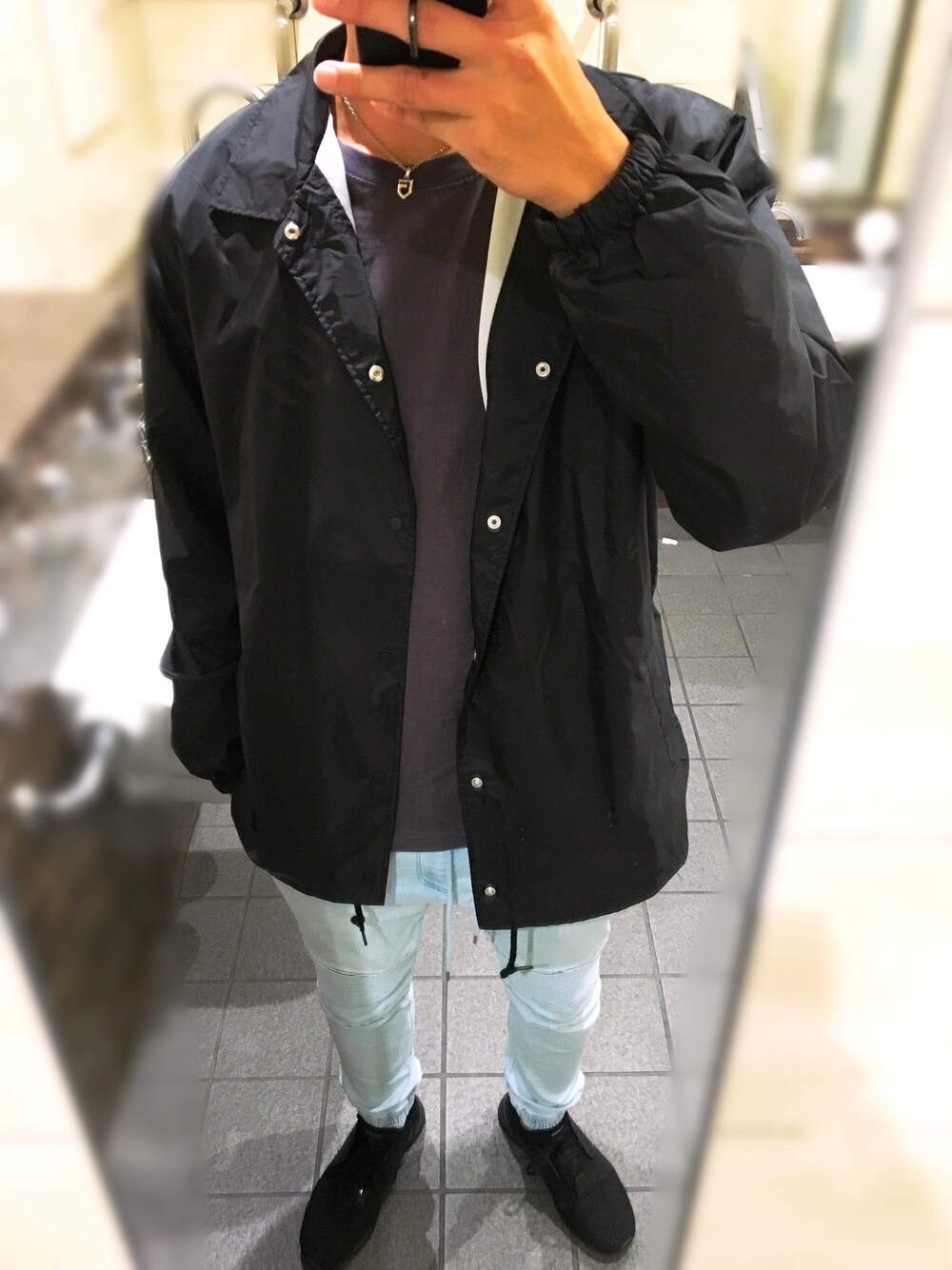 「コーチジャケット、雨の日コーデ、デニム、スニーカー」｜「SILASのOLD LOGO COACHES JACKET（ナイロンジャケット、ブラック系）」を使った、ギャオスさん（メンズ・183cm）の秋コーディネートの1枚目の写真