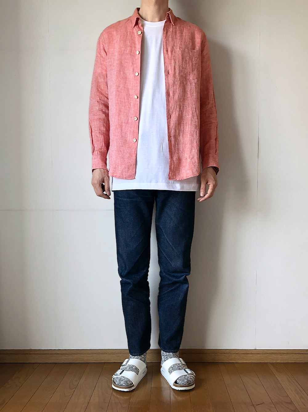 レッド系のシャツ/ブラウス、ホワイト系のTシャツ/カットソー、ホワイト系のサンダルを着用したメンズの夏コーディネートの1枚目の写真