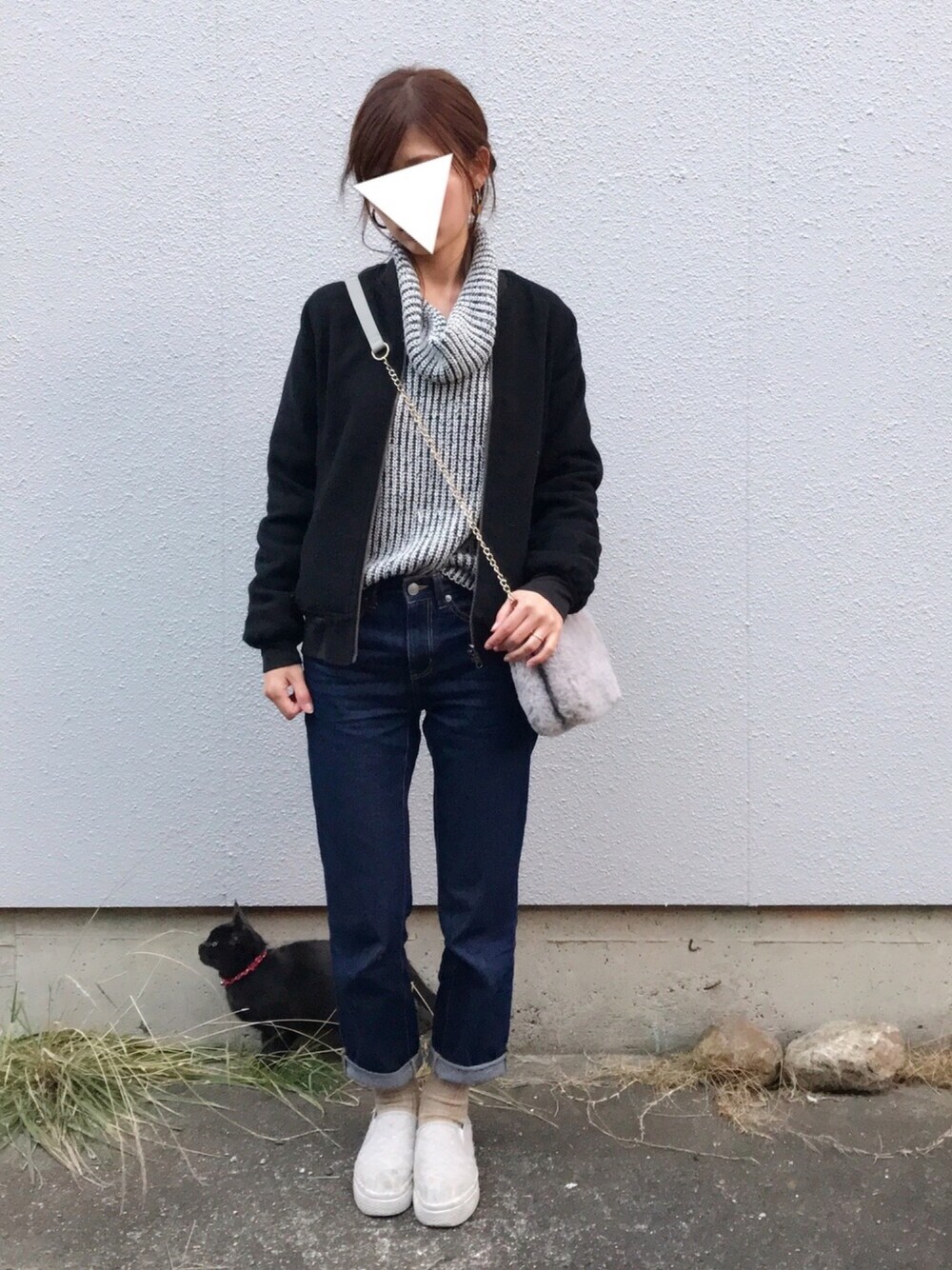 グレー系のニット/セーター、ブルー系のパンツ、ブラック系のブルゾンを着用したレディースの冬コーディネートの1枚目の写真