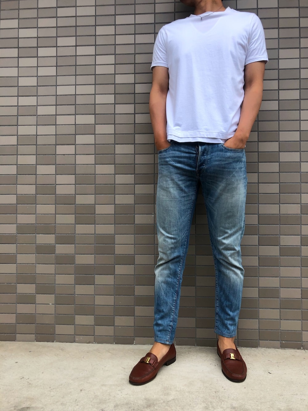 「シンプル、夏、キレイめ、白Tシャツ、Diesel、ネックレス、タイトシルエット、ジースター・ロゥ(G-STAR RAW)、毎日コーデ、毎日投稿」｜「PUERTA DEL SOLの【PUERTA DEL SOL】ミニマムチェスナイト　NE617D（ネックレス、シルバー系）」を使った、アーニーさん（メンズ・180cm）の夏コーディネートの1枚目の写真