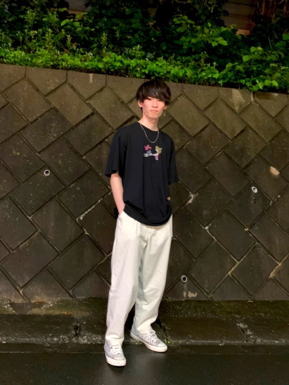 Tシャツ/カットソーを使った「白パンツ×白スニーカー」の人気