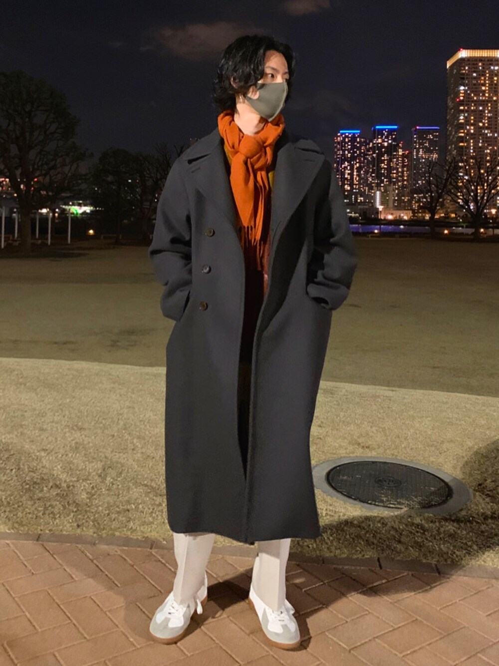 「オーバーコート、ロングコート、チェスターコート、白パンツ、マフラー、クリスマス」｜「LIDNMのアイテム（ジャケット/アウター、その他）」を使った、ひろ/黒・柄物さん（メンズ・170cm）の冬コーディネートの1枚目の写真