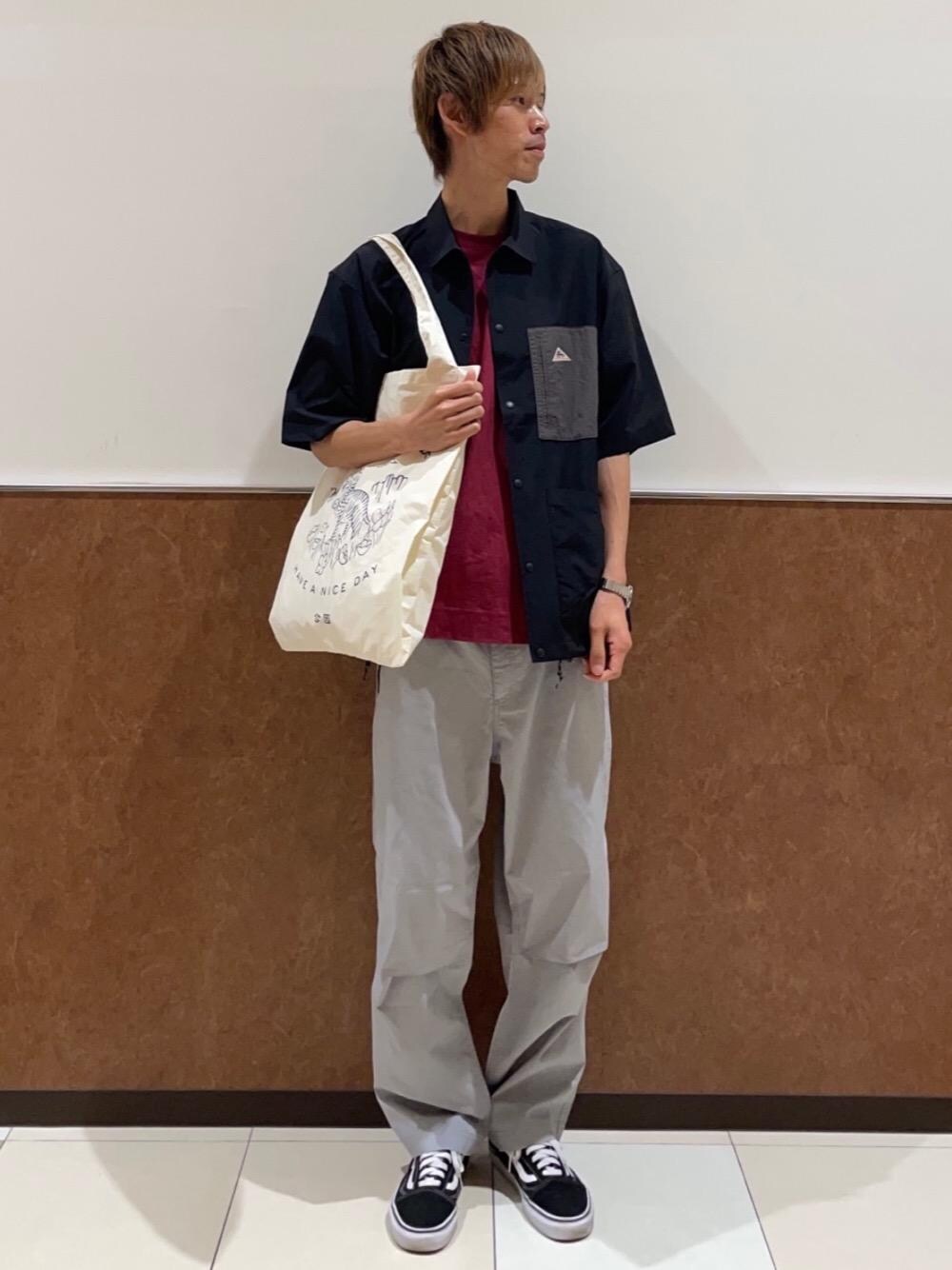 「スニーカーコーデ、初夏コーデ、涼しくて軽い「涼・軽パンツ」、SMITH'S別注、【KELTY】別注」｜「SMITH'Sの【WEB限定カラー】SMITH’S(スミス)別注ポケットTシャツ(21SS)#（Tシャツ/カットソー、レッド系）」を使った、coen たかひろさん（メンズ・183cm）の夏コーディネートの1枚目の写真