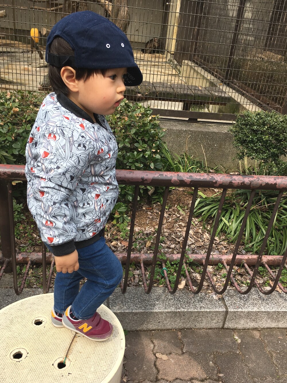 「ニューバランス、ザラキッズ、キャップ、動物園」｜「ZARAのアイテム（ナイロンジャケット、グレー系）」を使った、＊57さん（キッズ・90cm）の春コーディネートの1枚目の写真