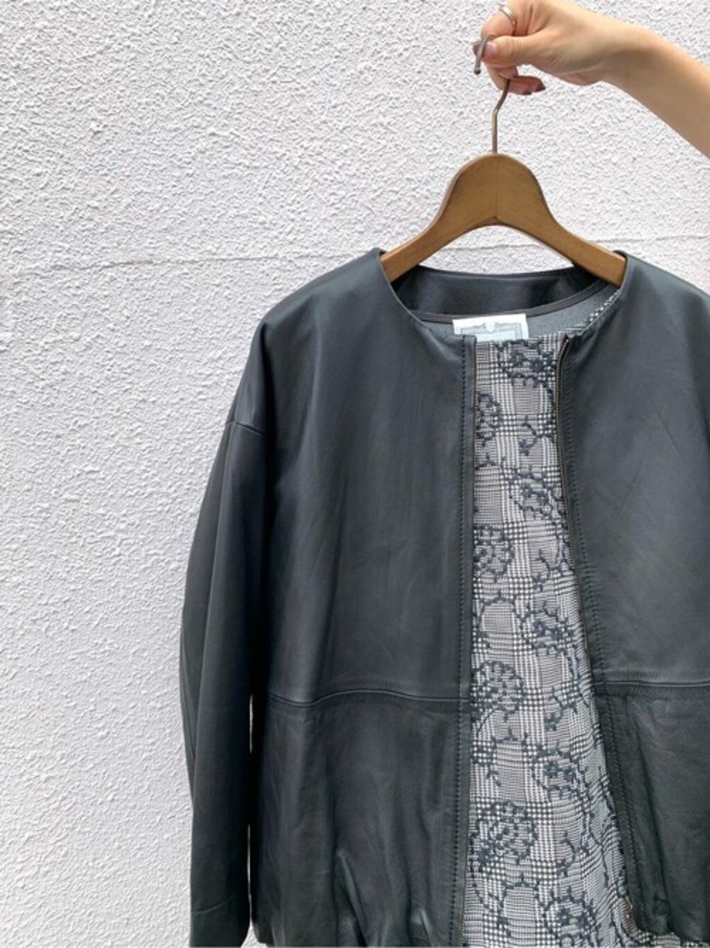 「チェック、ブルゾン、レザーブルゾン、休日スタイル、秋コーデ、羊革、秋服準備はじめました」｜「BEARDSLEYのレザージャケット（その他アウター、ブラック系）」を使った、uepimaさん（レディース・151cm）の秋コーディネートの1枚目の写真