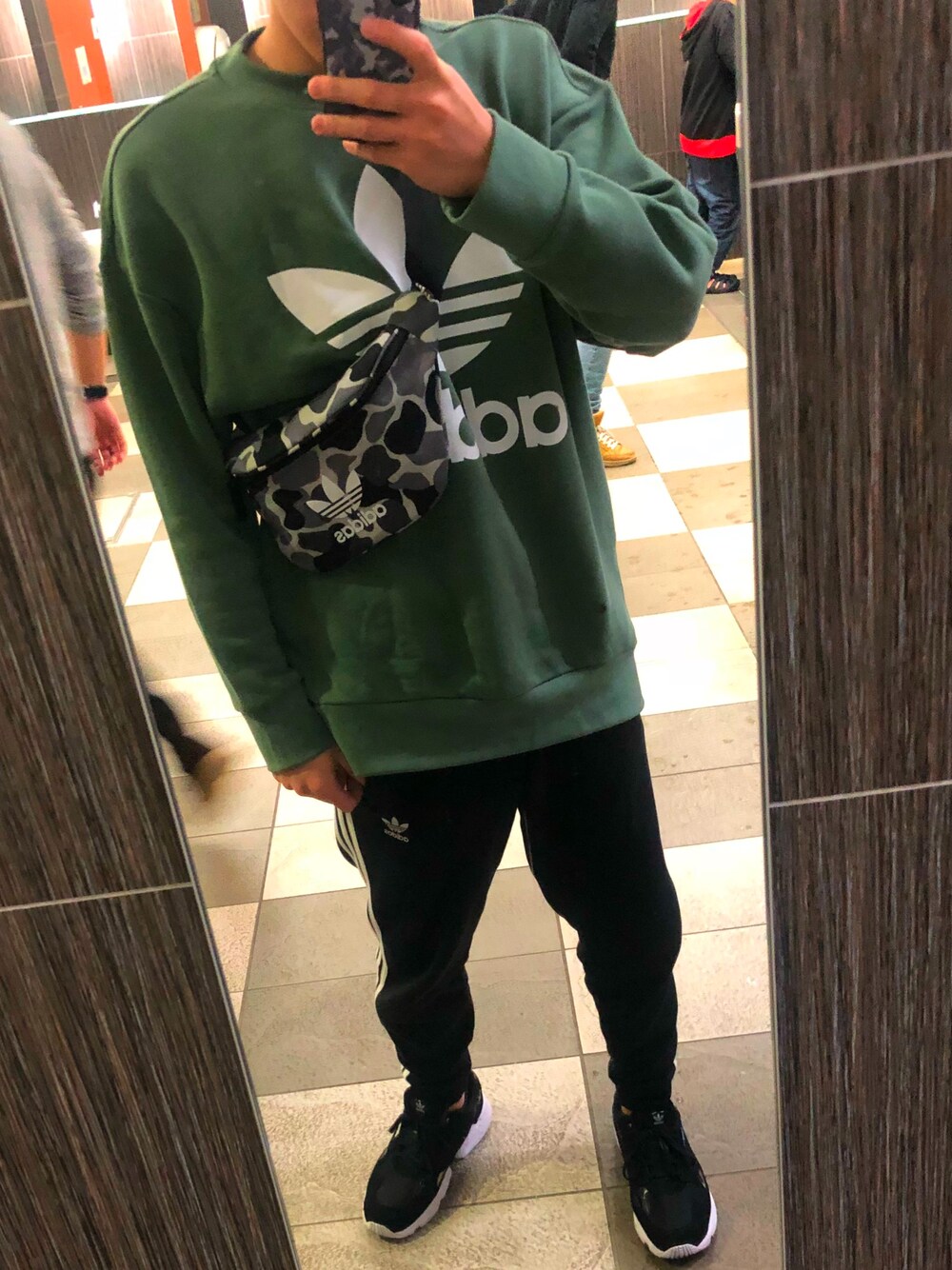 「adidas originals、トイレから失礼しやす、はじめまして」｜「adidas Originalsのアイテム（スニーカー、ブラック系）」を使った、Kazukiiiさん（メンズ・178cm）の冬コーディネートの1枚目の写真