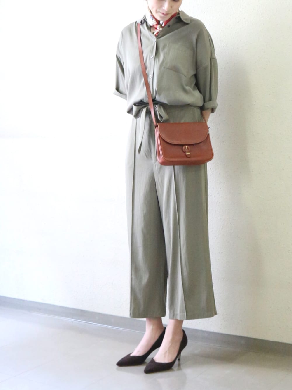 「カーキ、シンプル、セットアップ、大人コーデ、リボンパンツ、ワントーンコーデ、ヴィンテージ」｜「MICA&DEALのMICA&DEAL マイカアンドディール　ツイルビックシルエット半袖シャツ【セットアップ対応】（シャツ/ブラウス、グリーン系）」を使った、chicaさん（レディース・165cm）の春コーディネートの1枚目の写真