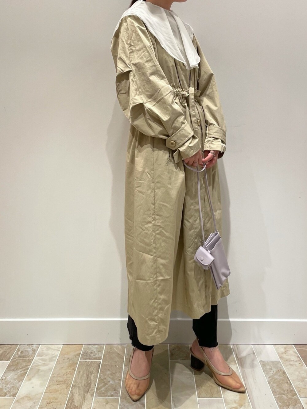 「春めきシューズ、春アウター、ステンカラーコート、お洒落さんとつながりたい、デニムパンツ、淡色女子、高身長女子、サンダル、襟付きトップス、ブラウス」｜「mysticのギャザーリングビッグカラーブラウス（シャツ/ブラウス、ホワイト系）」を使った、ayakaさん（レディース・164cm）の春コーディネートの1枚目の写真