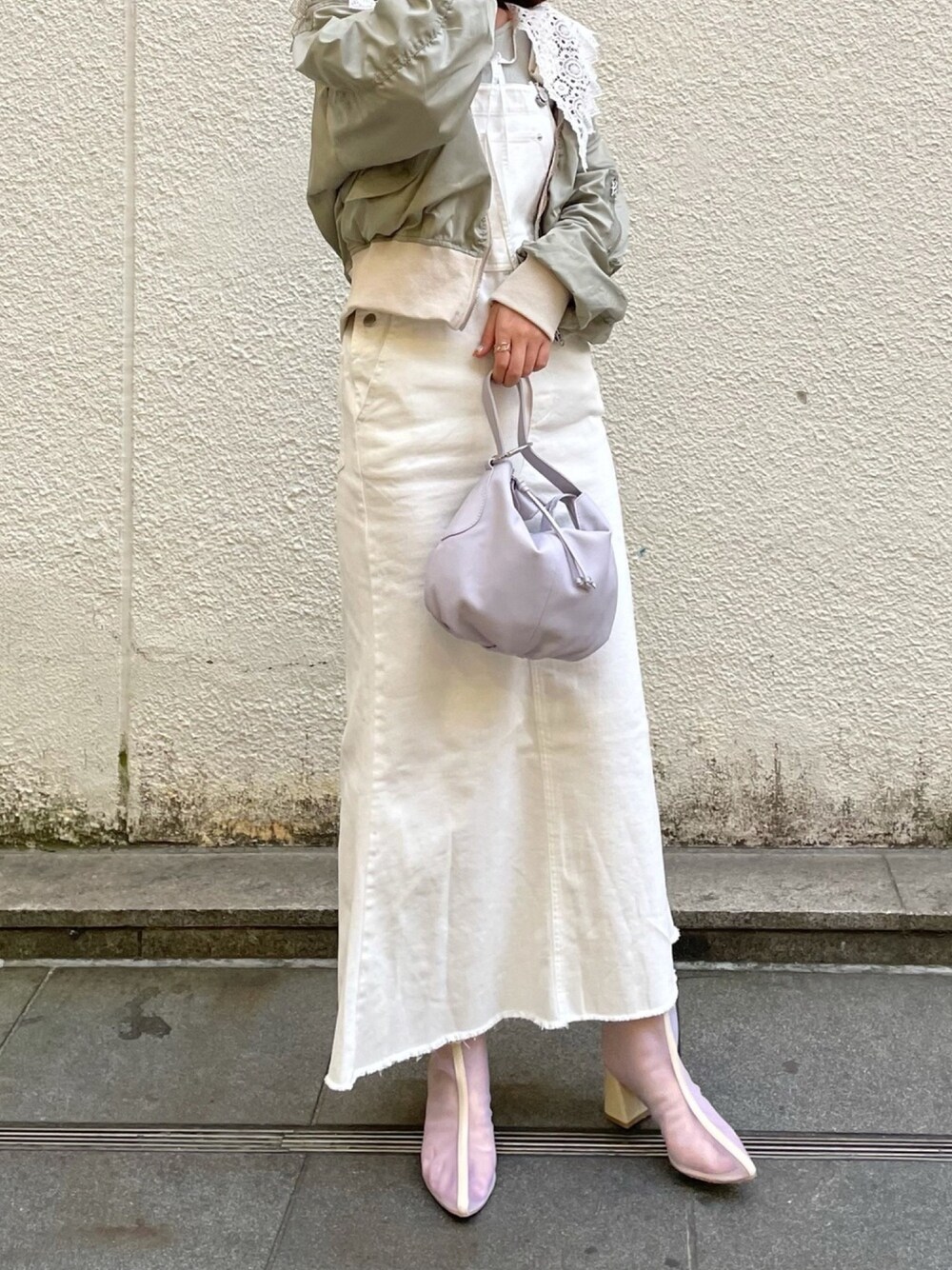 「休日スタイル、春カラー、きれいめカジュアル、ロングワンピース、淡色コーデ、MA-1、ジャンパースカート、ジャンスカ、チュール、襟付きトップス」｜「mysticのレース衿付きニット（ニット/セーター、グレー系）」を使った、ayakaさん（レディース・164cm）の春コーディネートの1枚目の写真