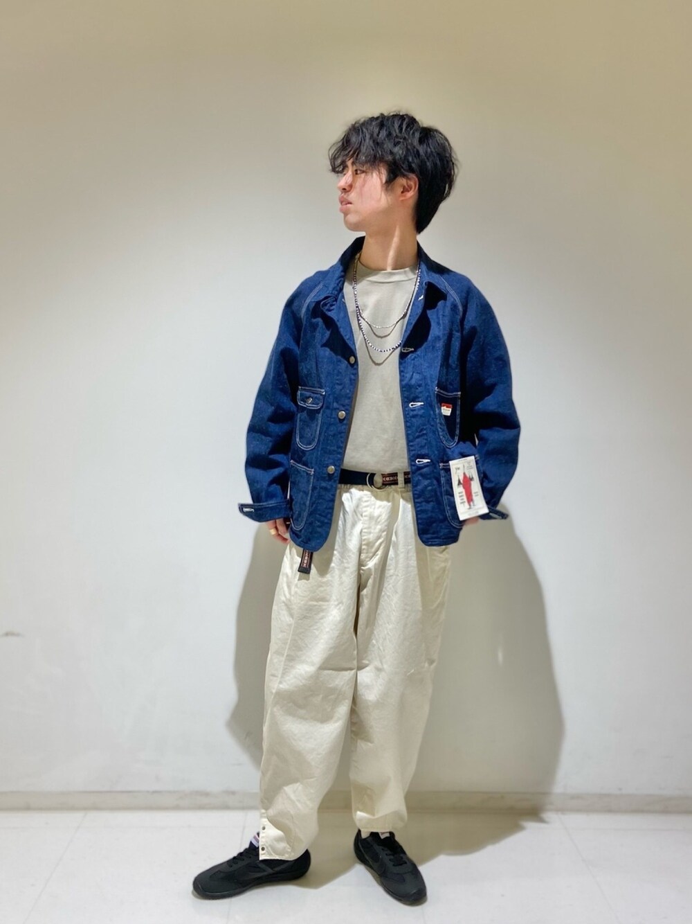 ブルー系のカバーオール、ホワイト系のその他パンツ、ブラック系のスニーカーを着用したメンズの冬コーディネートの1枚目の写真