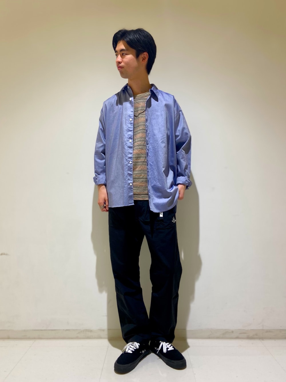 「シンプル、シャツ、シャツスタイル、ナイロンパンツ、きれいめカジュアル、オーバーサイズ」｜「URBAN RESEARCH Sonny LabelのALBINIオーバーシャツ（その他、レッド系）」を使った、takahiroさん（メンズ・178cm）の春コーディネートの1枚目の写真