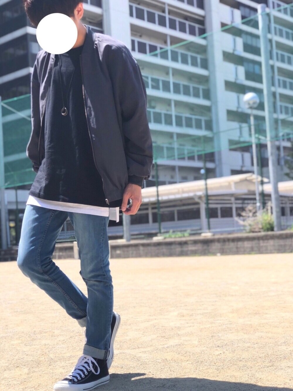 ブラック系のTシャツ/カットソー、ブラック系のブルゾン、ホワイト系のタンクトップを着用したメンズの春コーディネートの1枚目の写真