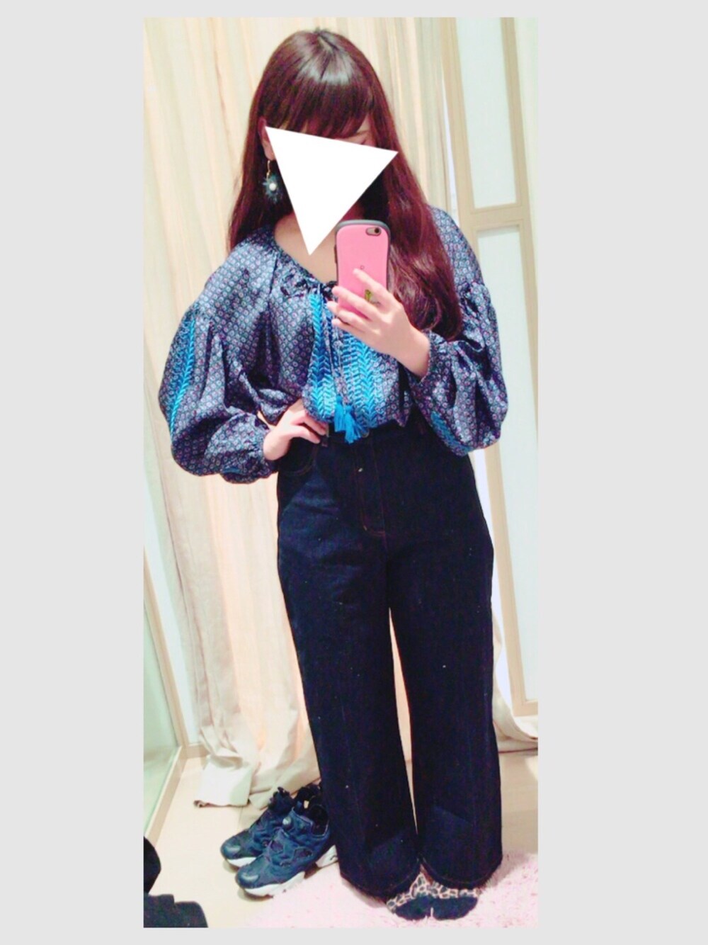 「大人カジュアル、mystic、omekashi、ハイウエスト、ハイウエストパンツ、インスタポンプフューリー、ネイビー」｜「Omekashiの柄×刺繍ブラウス（シャツ/ブラウス、ブルー系）」を使った、まるちゃんさん（レディース・151cm）の冬コーディネートの1枚目の写真