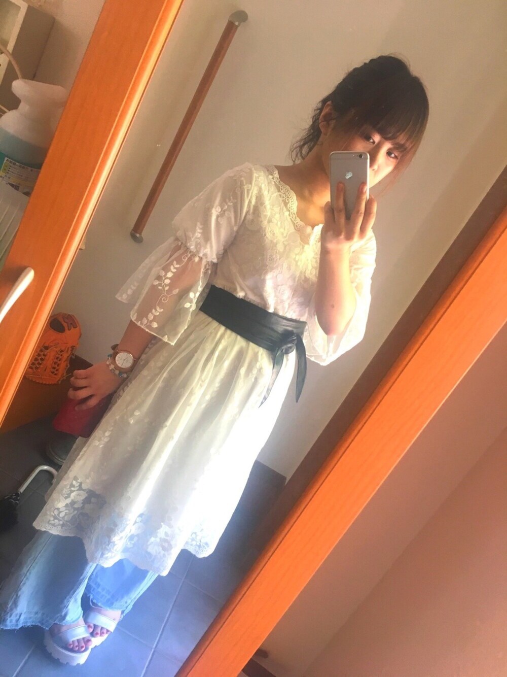「summer、デニムパンツ、ワンピース、ホワイト、夏、デニム、nice claup」｜「one after another NICE CLAUPのチュールレースワンピース（ワンピース、ホワイト系）」を使った、Moeka.Kさん（レディース・155cm）の夏コーディネートの1枚目の写真