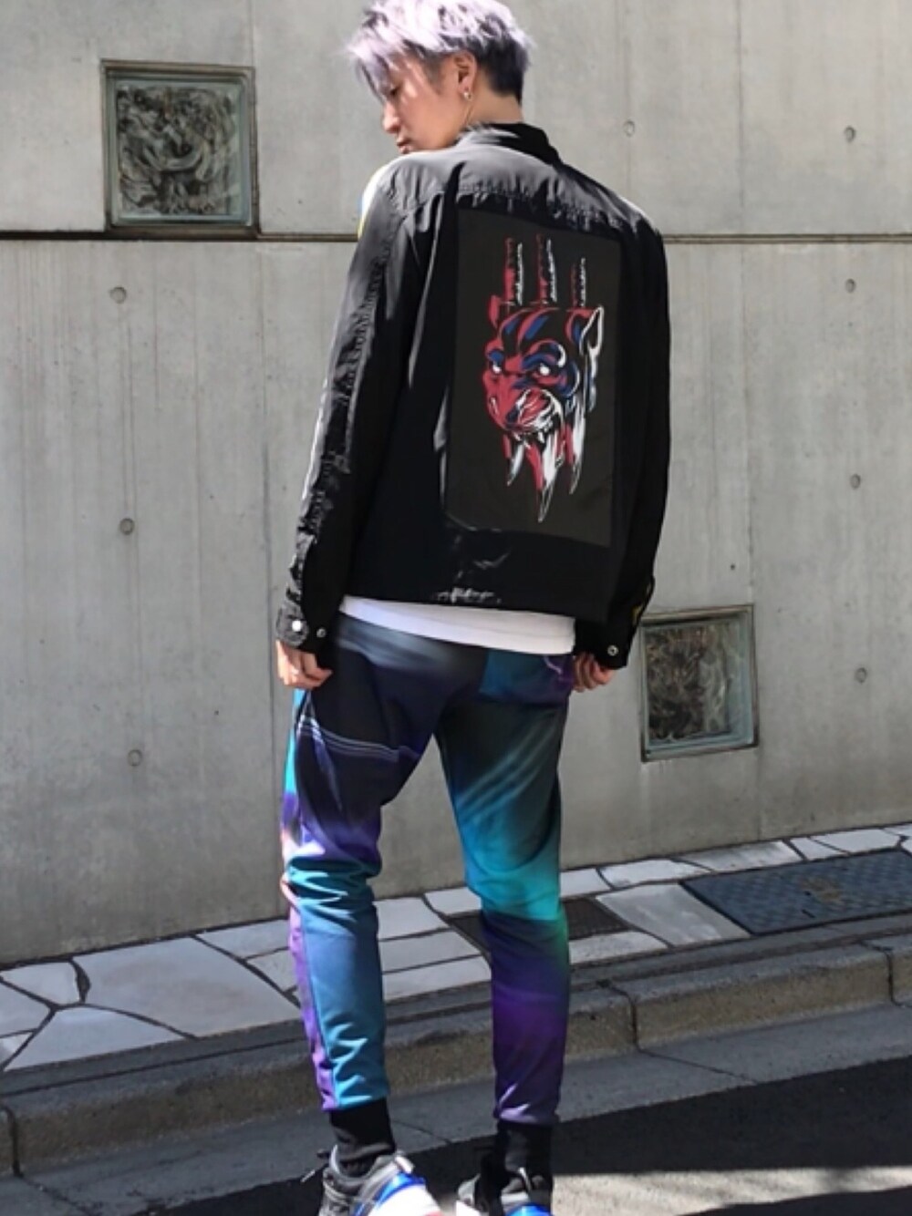 「カジュアルコーデ、スニーカーコーデ、ディーゼル、Y-3、ナイキ、ナイキスニーカー、柄パンツ、スポーツミックス、スポーティ、スポーツカジュアル」｜「DIESELの00SCN10WASA（ナイロンジャケット、ブラック系）」を使った、HarutakaTomiyoshiさん（メンズ・183cm）の春コーディネートの1枚目の写真
