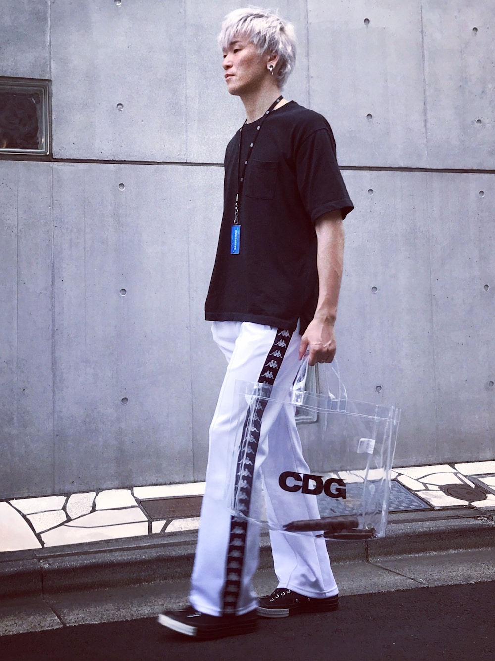 「モノトーン、モノトーンコーデ、無地T、ジャージ、ジャージーパンツ、ブーツカットパンツ、ブーツカット、ローテク、ローテクスニーカー、リラックススタイル」｜「BALENCIAGAのアイテム（ネックレス、ブルー系）」を使った、HarutakaTomiyoshiさん（メンズ・183cm）の夏コーディネートの1枚目の写真