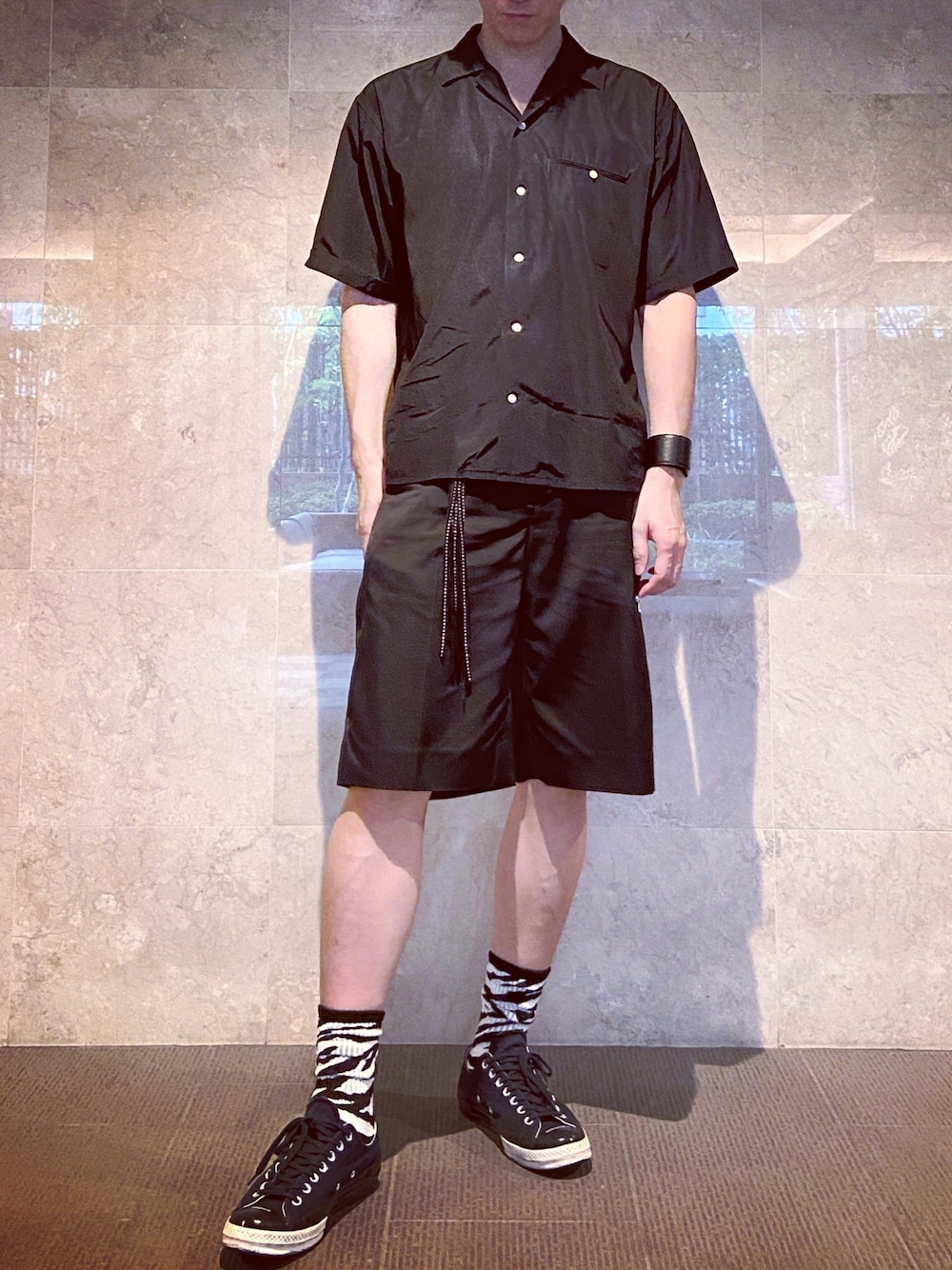 「シンプルコーデ、夏コーデ、ハーフパンツ、柄ソックス、黒コーデ、全身黒、フィルザビル、アレッジ、アミリ、バレンシアガ」｜「AMIRIのアイテム（チャーム、ブラック系）」を使った、HarutakaTomiyoshiさん（メンズ・183cm）の夏コーディネートの1枚目の写真
