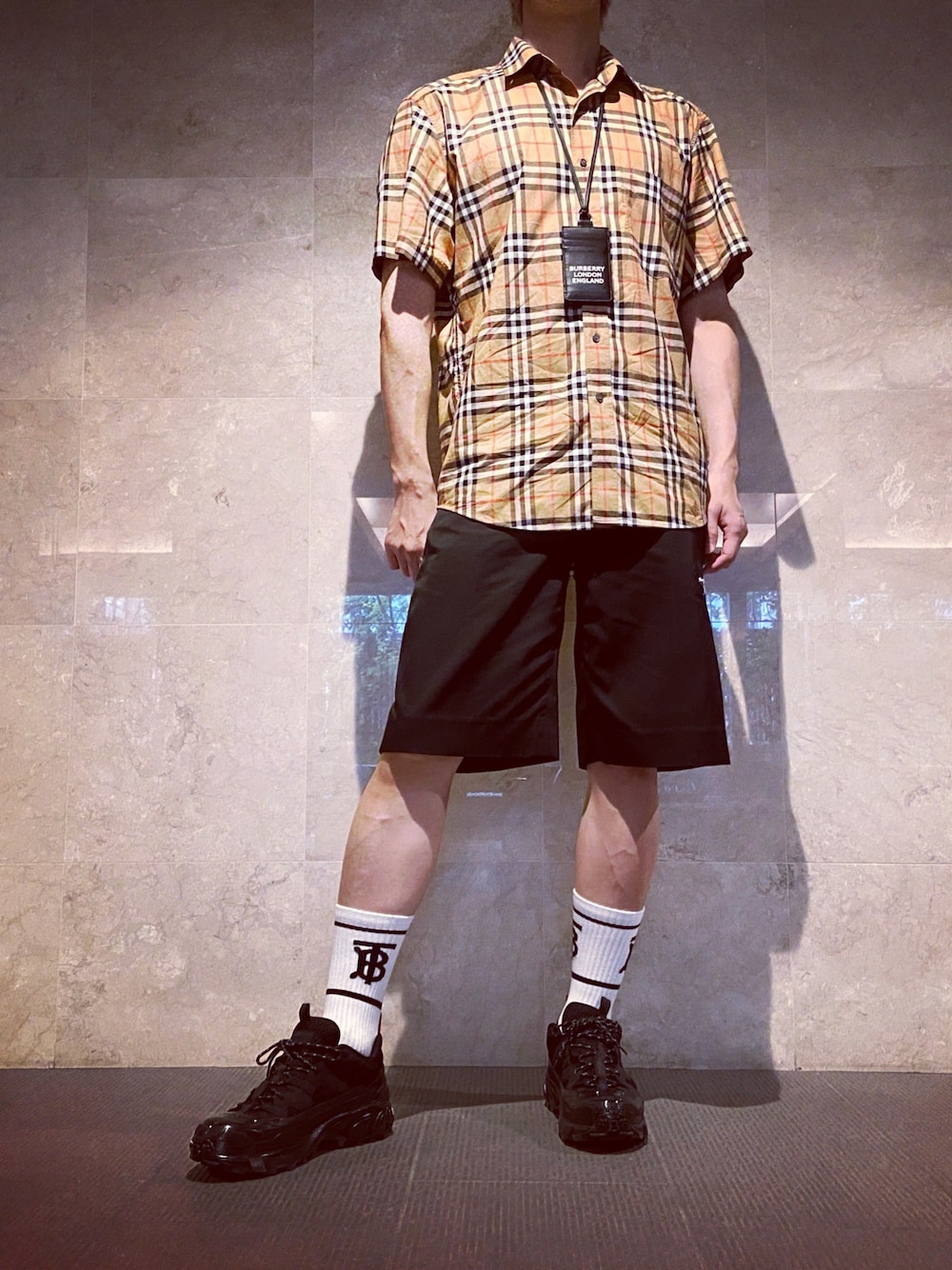 「チェック、チェックシャツ、ハーフパンツ、ハーフパンツコーデ、ハイソックス、大人きれいめ、バーバリー、バーバリーチェック、柄シャツ、柄シャツコーデ」｜「ALLEGEのアイテム（パンツ、ブラック系）」を使った、HarutakaTomiyoshiさん（メンズ・183cm）の夏コーディネートの1枚目の写真